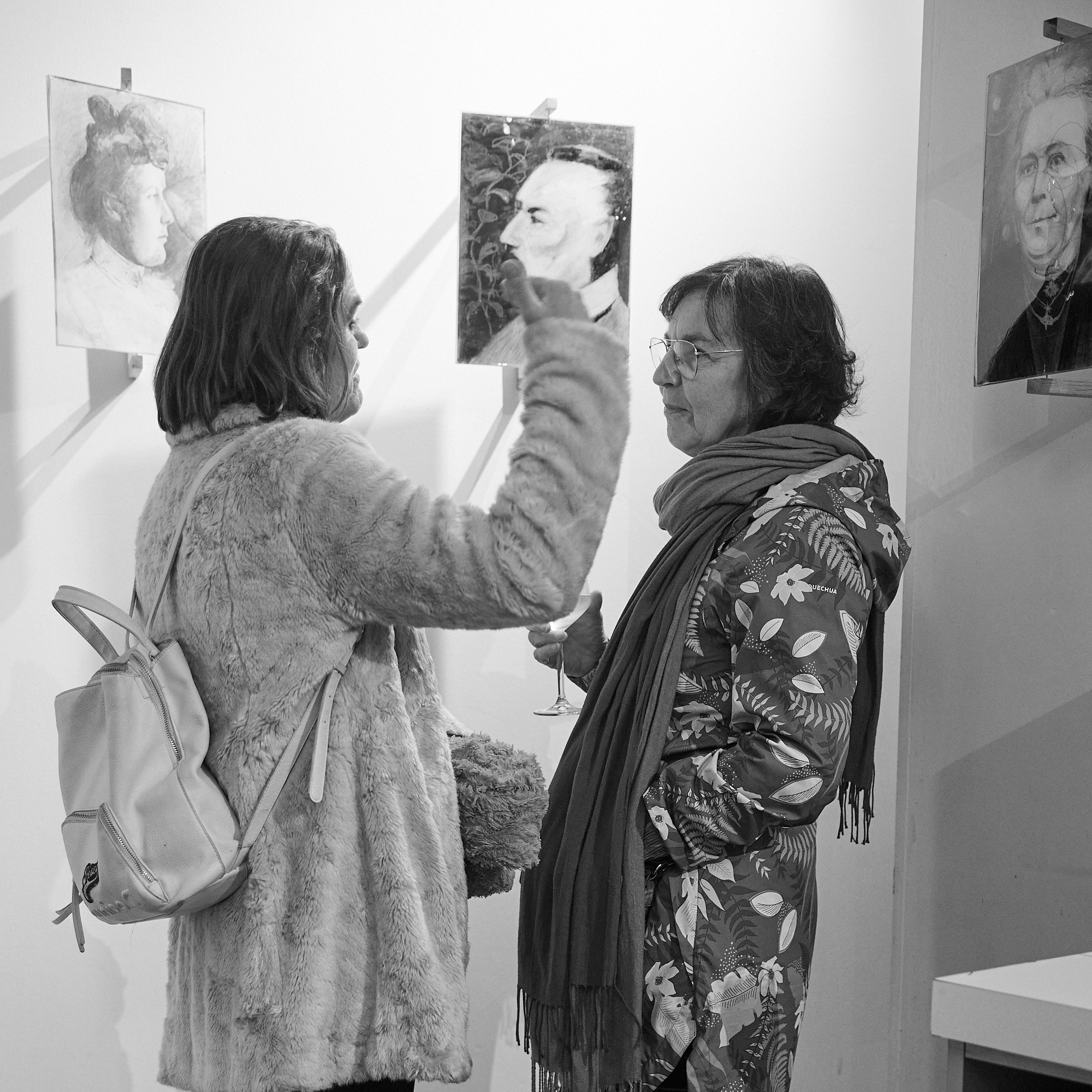 Bezoekers in gesprek tussen de kunstwerken in Galerie De Ruimte Gent