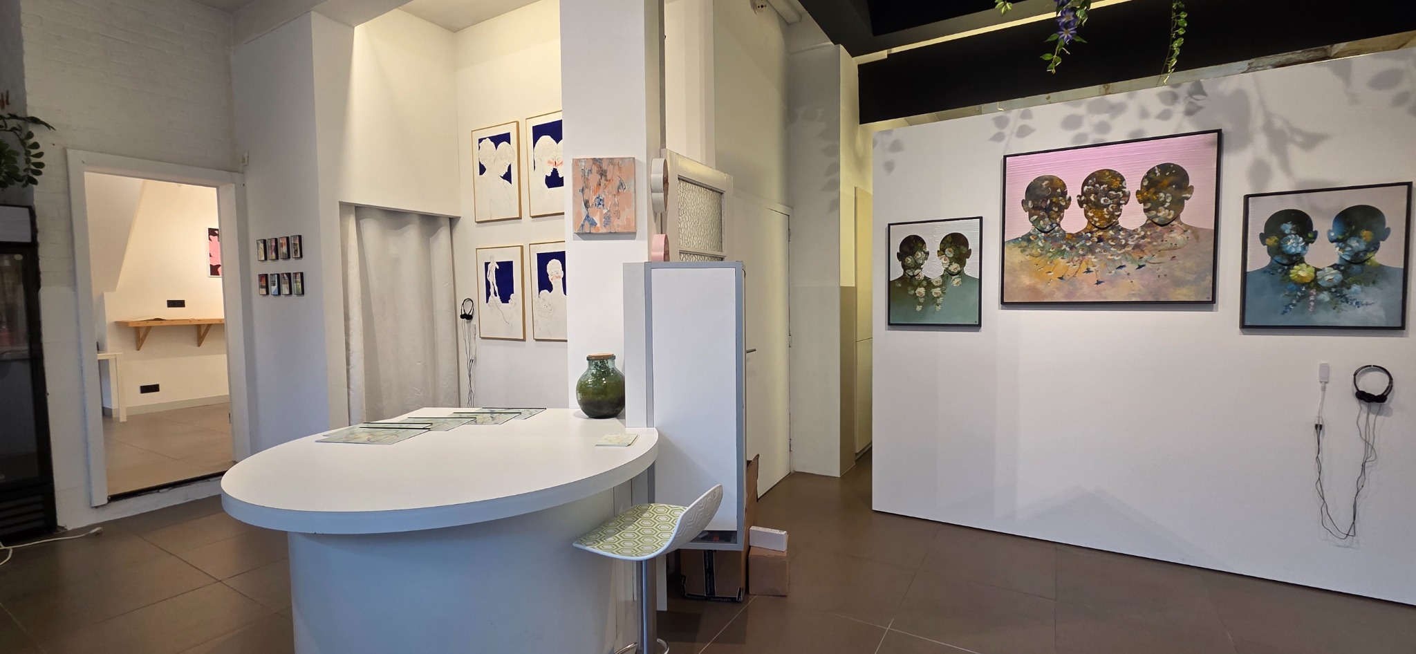Zicht op The Art of Belonging in Galerie De Ruimte met werken van verschillende kunstenaars