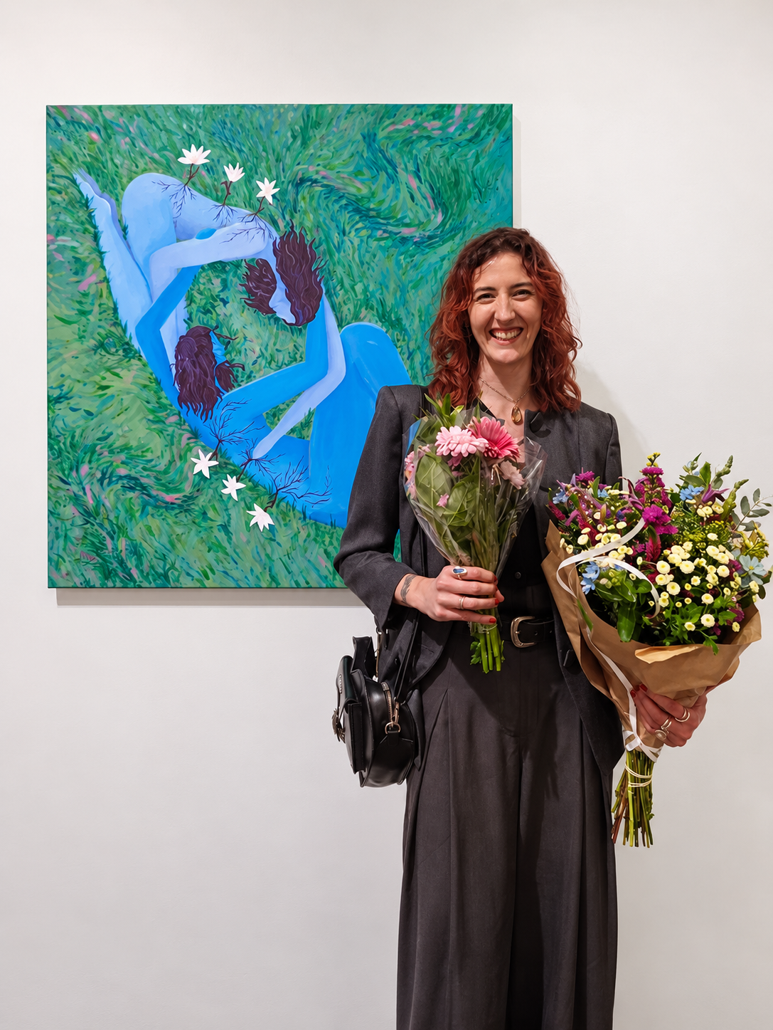 Kunstenaar Margaux Poppe met bloemen voor haar schilderij